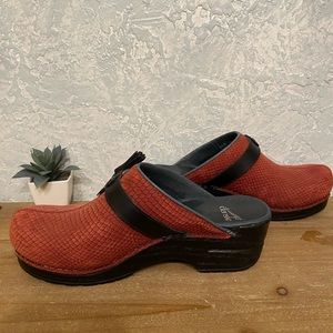 Dansko clogs, Sz 38 Sena/burnt-red leather snakeskin look w/blk leather tassel.